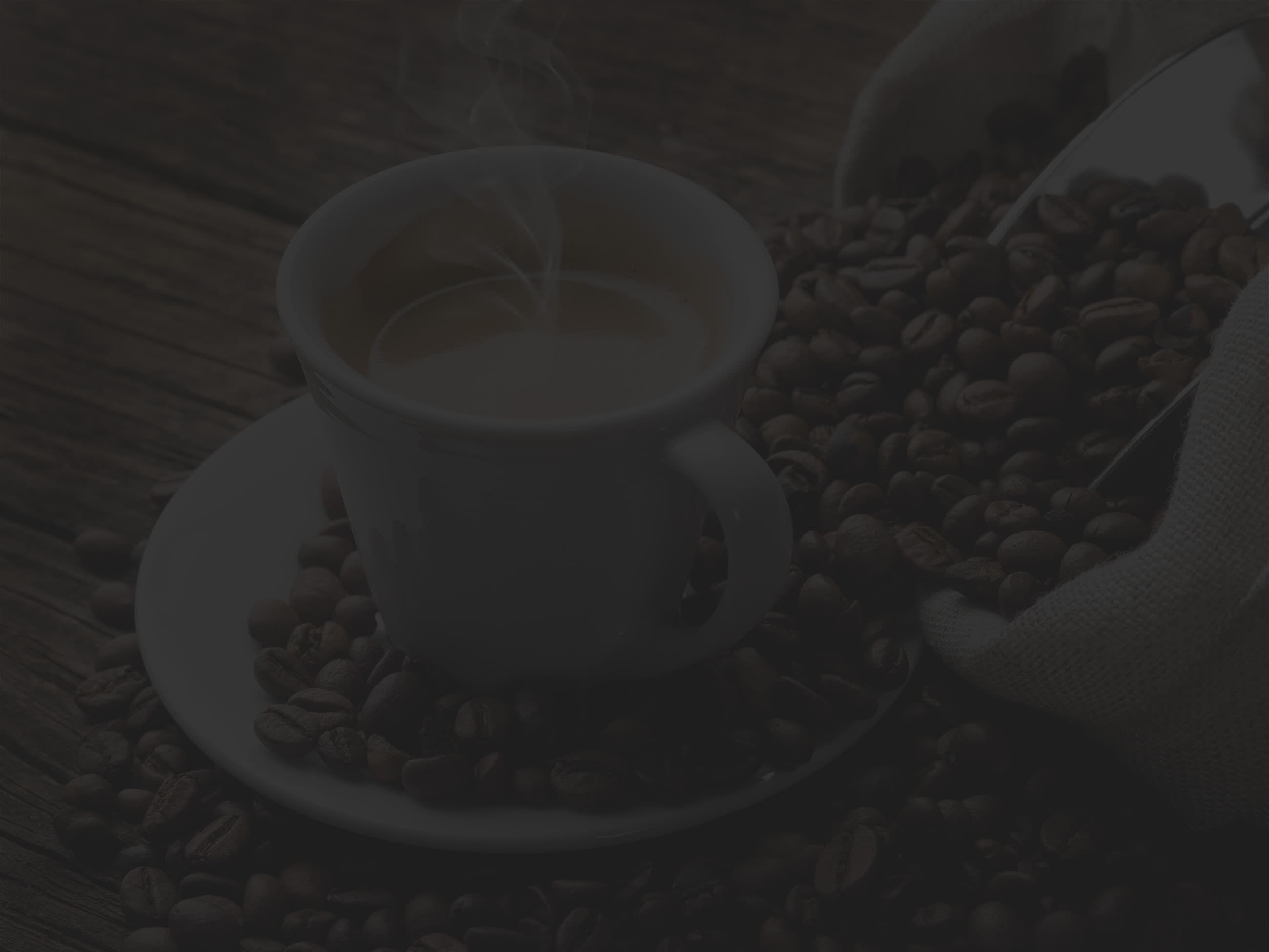 Café recién preparado, humeante